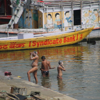 ¿Porqué duharte en casa cuando puedes ducharte en el Ganges?