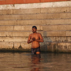Rezar en las aguas del Ganges de buena mañana es un práctica muy habitual