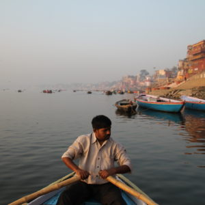 El paseo en barco al amanecer es un trayecto tranquilo donde se observan muchísimas cosas desde el propio Ganges hacia la orilla