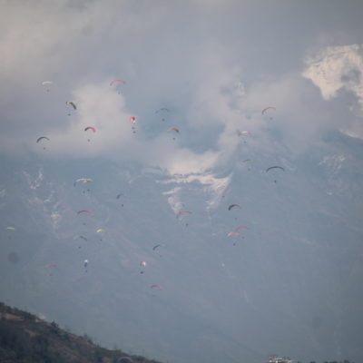 El buen tiempo animó a un montón de paracaidistas a "dar el salto"