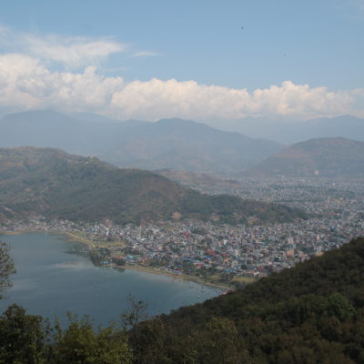 Pokhara es bastante grande, aunque la mayor parte del turismo se concentra cerca del lago, en el Lakeside