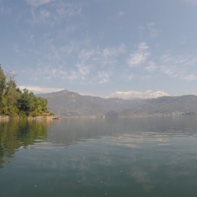 Increíble paisaje el del lago con Himalaya al fondo