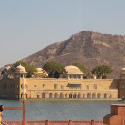 Camino al fuerte pasamos frente a Jal Mahal, un palacio que quedó inundado y aislado