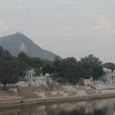 Una de las colinas que en su cima tiene un templo vista desde el lago