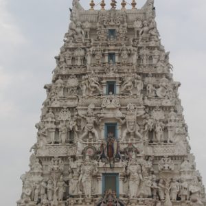 El templo con esta fachada llena de detalles que prohibe la entrada a turistas 