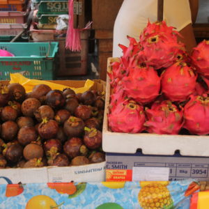 A la derecha, la fruta de dragón; una fruta típica de esta zona del sureste asiático