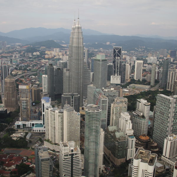 Las Petronas y las torres que las rodean, el centro de Kuala Lumpur