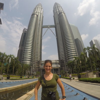 El lado de la entrada principal de las torres Petronas