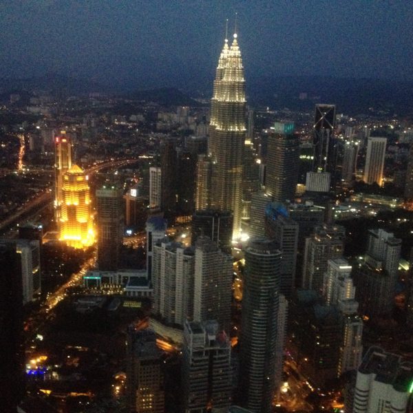 Aunque no impresiona tanto como otras ciudades, es bonito ver Kuala Lumpur y sus Petronas iluminadas de noche
