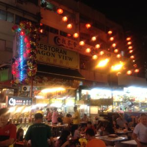 El mercado nocturno de comida es uno de los reclamos de Kuala Lumpur y nosotros no podíamos faltar a la cita