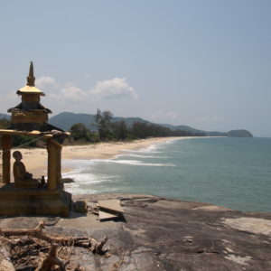 Un buddha vigila la playa desde un extremo