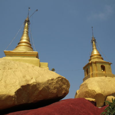 Una vez más, una pagoda en una roca dorada culminan la cima, desde donde se obtienen buenas vistas