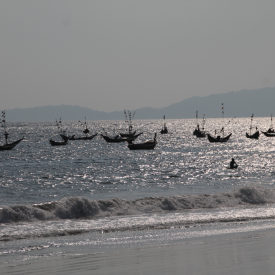 Al llegar a la playa Tizit nos encontramos con una bonita estampa... Barcos amarrados en el mar al atardecer