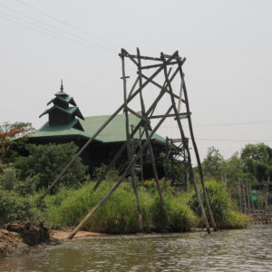 ¿Cómo de seguro veis este poste de electricidad sobre un lago?
