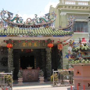 Un templo chino en la misma calle que la iglesia
