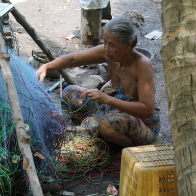 De paseo pudimos ver estampas cotidianas, como esta mujer que arregla una red de pescar
