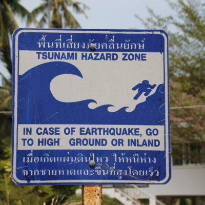 Carteles que avisan de qué hacer en caso de tsunami
