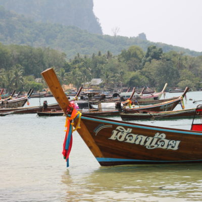 Barcos longtail cerca del puerto de Koh Mook