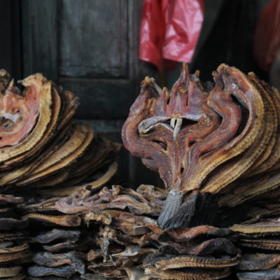 Pescado seco en el mercado de Kalaw cortado de una manera que...