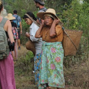 Las mujeres birmanas también llevan el longyi pero atado de otra manera, y como en muchos otros lugares del mundo cargan el peso de sus cesta con la cabeza