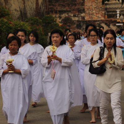 Este tipo de procesión estaba dando vueltas al templo, con velas y flores en la mano