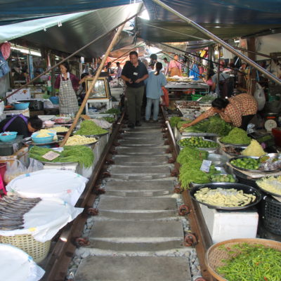 Mercado sobre la vía del tren, con toda la comida rozando las vías