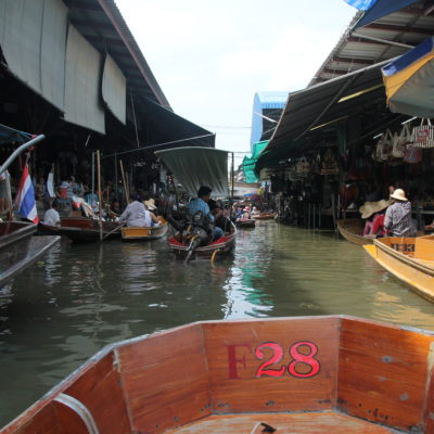 El mercado flotante se puede recorrer a pie o en barca por los canales