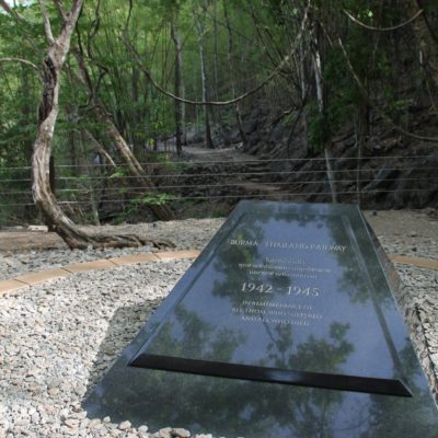 La placa conmemorativa en el Hellfire pass, en honor a todos los que murieron construyendo este paso