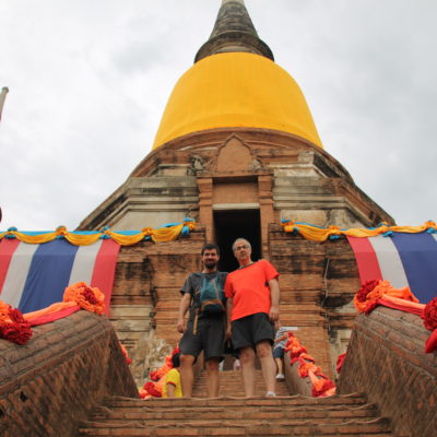 El templo engalanado con los colores budistas y banderas tailandesas