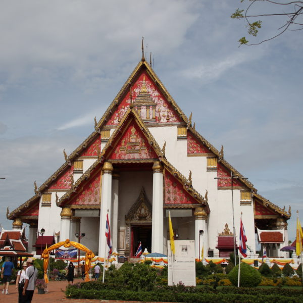 El Wihan Phra Monkhon Bonphit es un templo moderno, totalmente diferente a los que hay en Ayutthaya
