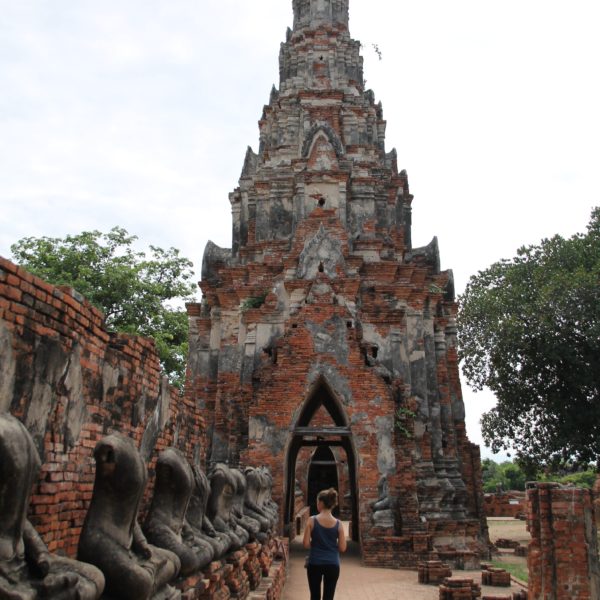 Wat Chai Wattanaram Por dentro, montones de buddhas mutilados