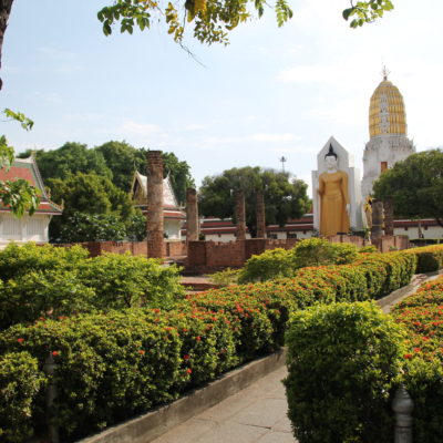 El templo de Phitsanulok tiene un bonito jardin con varios buddhas en la parte de atrás