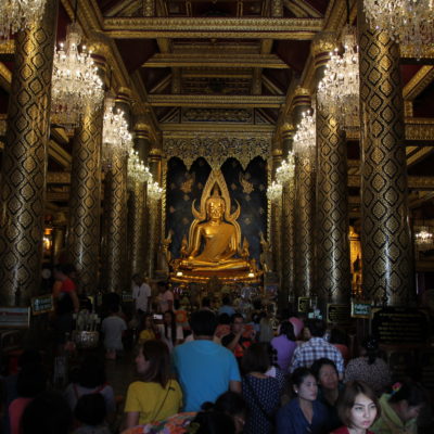 Pero el buddha interesante se encuentra en el interior del Wat Phra Si Rattana Mahatat, decorado de manera exquisita