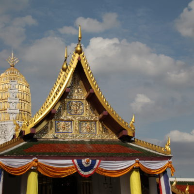El Wat Phra Si Rattana Mahatat está muy bien cuidado y combina el estilo tailandés con el jemer