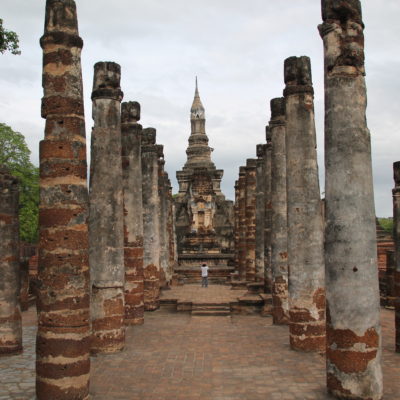 Muchos templos están llenos de pilares a los que les falta su techo original