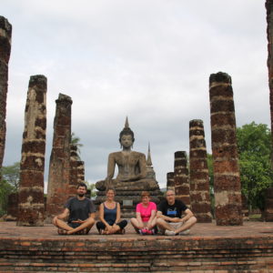 La familia imitando la posición de Buddha, necesitamos un poco de práctica