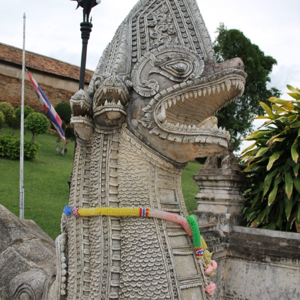 Este dragón de varias cabezas se encarga de vigilar la entrada al templo Pratant Lampang Luang