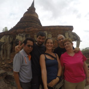 ¡Selfie con Mr. Suchart en Wat Chang Lom y sus elefantes!