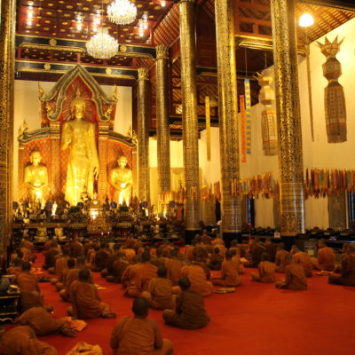 Un poco antes del atardecer los monjes se reunieron para rezar