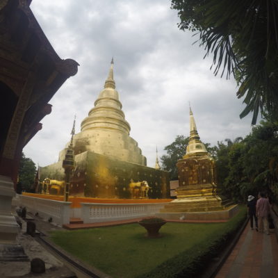 Esta pagoda dorada se encuentra escondida detrás de un templo