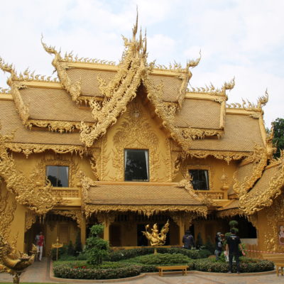 Aunque no impresione tanto, el edificio dorado de las inmediaciones del templo también es del mismo estilo