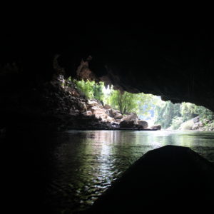 A la que te vas adentrando en la cueva, la luz natural desaparece por completo