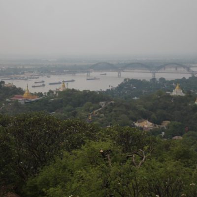 El gran río Irawaddy y el puente que une Mandalay con Sagaing