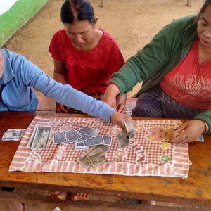 Por segunda vez en Laos veíamos mujeres jugando a cartas y apostando bastante dinero