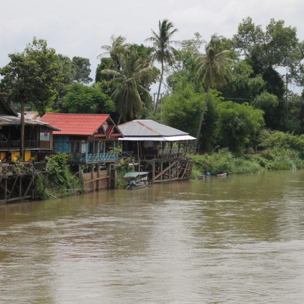 La gran mayoría de casas tienen este tipo de balcón sobre el río Mekong que ofrecen alucinantes vistas
