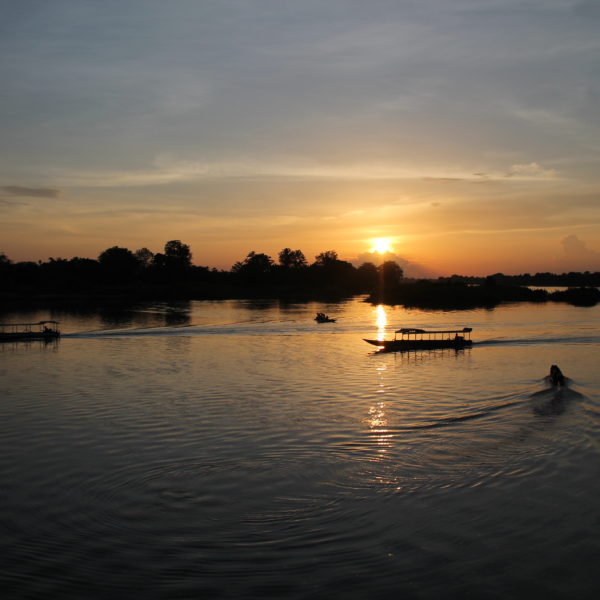 Además pudimos ver la vida que daban los lugareños al río Mekong