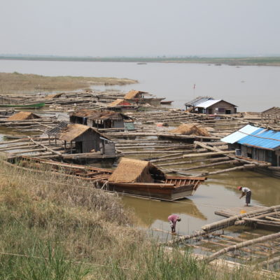 ¿Qué creéis que pueden ser estas construcciones en el río Irawaddy? ¿Barcos, casas...?