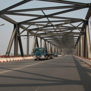 El largo puente que cruza el río Irawaddy