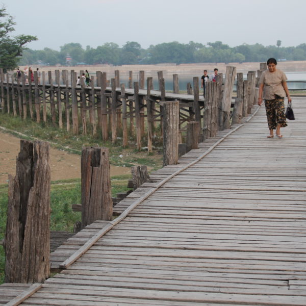 El puente U Bein está construido en madera de teca, que es lo que lo hace especial