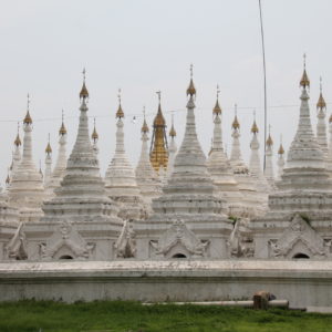 Este montón de pagodas fueron una sorpresa que encontramos al rodear el palacio